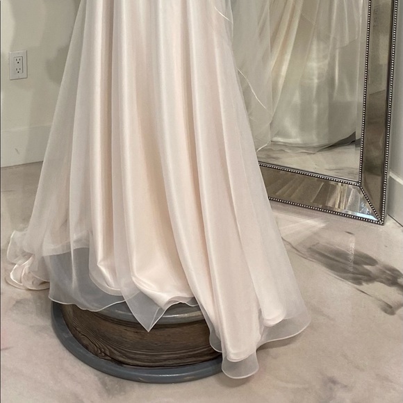 Paloma Blanca Ivory wedding gown - Picture 5 of 10